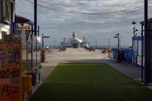 vista del muelle de eastbourne en east sussex el 7 de enero de 2018. personas no identificadas foto