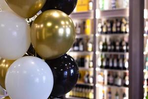 la tienda de alcohol está decorada con globos con motivo de la inauguración. foto