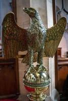 atril de águila de latón decorativo en la iglesia de st swithuns, east grinstead, west sussex el 28 de marzo de 202