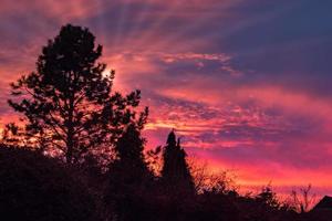 colorida puesta de sol sobre East Grinstead foto