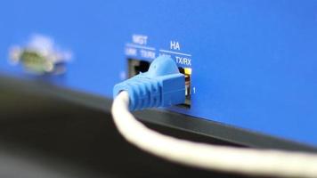 os cabos de rede para conectar a porta de um switch para conectar a rede de internet, tecnologia de comunicação de conceito video