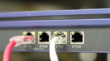 os cabos de rede para conectar a porta de um switch para conectar a rede de internet, tecnologia de comunicação de conceito video