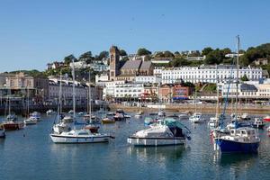 vista de la ciudad y el puerto de torquay devon el 28 de julio de 2012. personas no identificadas foto