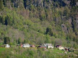 el pequeño pueblo eidfjord en el fiordo noruego hardangerfjord foto