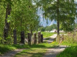 el pequeño pueblo eidfjord en el fiordo noruego hardangerfjord foto