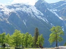 el pequeño pueblo eidfjord en el fiordo noruego hardangerfjord foto