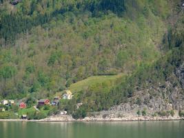 el pequeño pueblo eidfjord en el fiordo noruego hardangerfjord foto