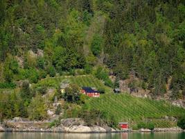 el pequeño pueblo eidfjord en el fiordo noruego hardangerfjord foto