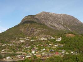 el pequeño pueblo eidfjord en el fiordo noruego hardangerfjord foto