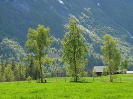 el pequeño pueblo eidfjord en el fiordo noruego hardangerfjord foto