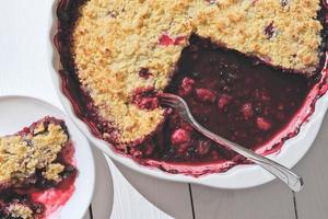 delicioso postre jugoso, rebanadas de pastel de arándanos cubiertas con un dulce streusel crujiente. postre de verano facil de hacer foto