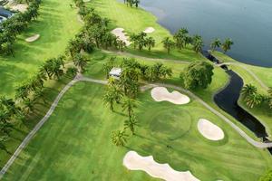 vista aérea del campo de golf verde en tailandia hermosa hierba verde y árboles en un campo de golf con fairway y putting green en temporada de verano foto