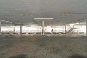garaje de estacionamiento interior de tienda por departamentos estacionamiento vacío o interior de garaje oficina de edificio de negocios foto