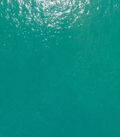 vista aérea de la superficie del mar, foto a vista de pájaro de las olas y la textura de la superficie del agua fondo verde del mar naturaleza hermosa vista increíble fondo del mar