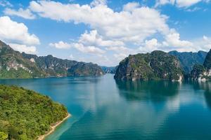 vista aérea de drones del pico de la montaña tropical en tailandia hermosas islas del archipiélago tailandia montañas escénicas en el lago en el parque nacional khao sok increíble paisaje natural foto