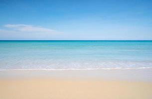 playa de arena tropical con fondo de cielo azul mar de verano en phuket, tailandia foto