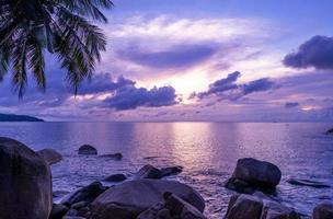 paisaje larga exposición de majestuosas nubes en el cielo puesta de sol o amanecer sobre el mar con reflejo en el mar tropical hermoso paisaje marino increíble luz de la naturaleza puesta de sol foto