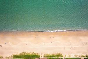 phuket tailandia vista aérea playa de arena y olas hermoso mar tropical en la mañana imagen de temporada de verano por vista aérea tiro de drone, vista de ángulo alto de arriba hacia abajo foto
