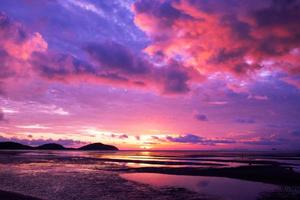 Fondo popular de tendencia de color cyberpunk. naturaleza hermosa luz puesta de sol o amanecer colorido dramático majestuoso paisaje cielo con nubes asombrosas en el cielo de la puesta del sol nube de luz púrpura sobre el fondo del mar foto