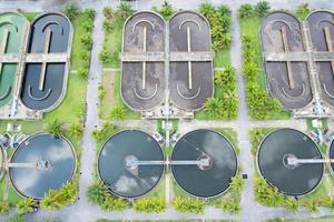 vista aérea vista de ángulo alto toma de drones de arriba hacia abajo de la planta de tratamiento de aguas residuales. la recirculación de lodos tipo tanque clarificador de contacto sólido en la planta de tratamiento de agua. planta de tratamiento de aguas residuales industriales foto