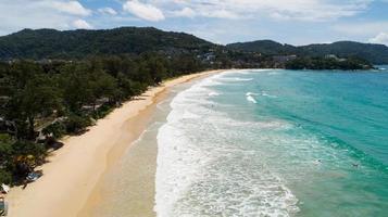 vista aérea drone cámara de playa tropical en kata beach phuket tailandia increíble playa hermoso mar en phuket foto