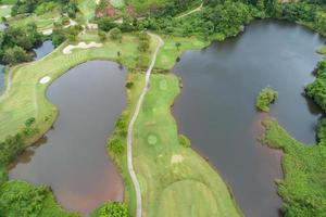 vista aérea de un dron de la hermosa calle verde del campo de golf y colocando una imagen verde de arriba hacia abajo para el fondo deportivo y el fondo de la naturaleza de viaje vista increíble foto