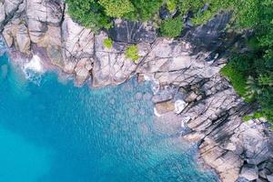 Aerial view Top down seashore wave crashing on seashore Beautiful turquoise sea surface in sunny day Good weather day summer background photo