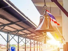 suena la campana, indicando que el tren está entrando en la estación. foto