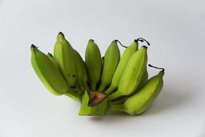 plátanos crudos sobre fondo blanco foto