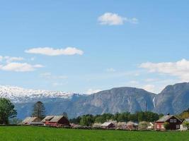 el pequeño pueblo eidfjord en el fiordo noruego hardangerfjord foto