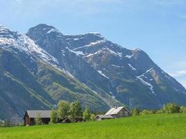 el pequeño pueblo eidfjord en el fiordo noruego hardangerfjord foto