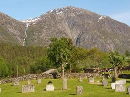 el pequeño pueblo eidfjord en el fiordo noruego hardangerfjord foto