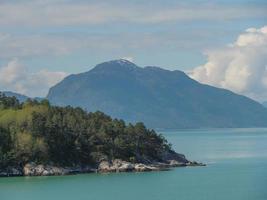 el pequeño pueblo eidfjord en el fiordo noruego hardangerfjord foto