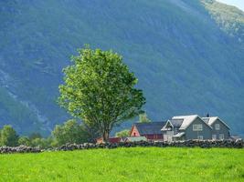 el pequeño pueblo eidfjord en el fiordo noruego hardangerfjord foto