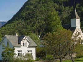 el pequeño pueblo eidfjord en el fiordo noruego hardangerfjord foto