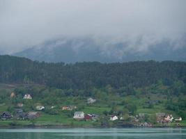 el pequeño pueblo eidfjord en el fiordo noruego hardangerfjord foto