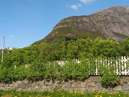 el pequeño pueblo eidfjord en el fiordo noruego hardangerfjord foto