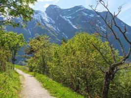 el pequeño pueblo eidfjord en el fiordo noruego hardangerfjord foto