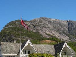 el pequeño pueblo eidfjord en el fiordo noruego hardangerfjord foto