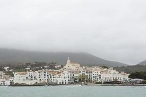 pueblo de cadaques en invierno en el norte de cataluña, españa en la costa brava. foto