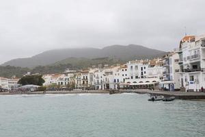 pueblo de cadaques en invierno en el norte de cataluña, españa en la costa brava. foto