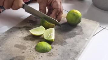 cerrar cortando cal en la tabla de cortar en la cocina foto