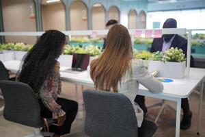 compañeros de trabajo, colegas de negocios discutiendo datos de trabajo y trabajando juntos en la oficina. empresarios co-working foto