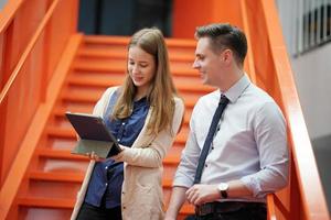 negocios que se reúnen alrededor de una mesa en una oficina moderna. compañeros de trabajo, colegas de negocios discutiendo datos de trabajo y trabajando juntos en la oficina. empresarios co-working foto