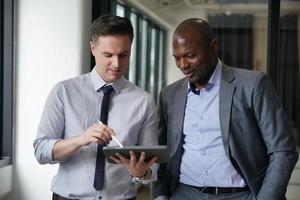 colegas de negocios planeando juntos en reuniones, compañeros de trabajo, colegas de negocios discutiendo datos de trabajo y trabajando juntos en la oficina. empresarios co-working foto