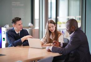 compañeros de trabajo, colegas de negocios discutiendo datos de trabajo y trabajando juntos en la oficina. empresarios co-working foto