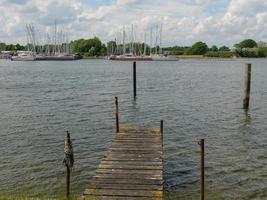 la pequeña ciudad de arnis en el río schlei foto