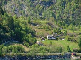 el pequeño pueblo eidfjord en el fiordo noruego hardangerfjord foto