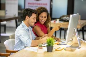 empresarios multirraciales trabajando en un nuevo plan de marketing de proyectos, reuniéndose dentro de la oficina moderna. foto