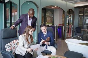 compañeros de trabajo, colegas de negocios discutiendo datos de trabajo y trabajando juntos en la oficina. empresarios co-working foto